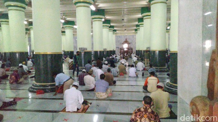 Suasana salat Jumat di Masjid Agung Kauman Semarang, Jumat (29/5/2020).