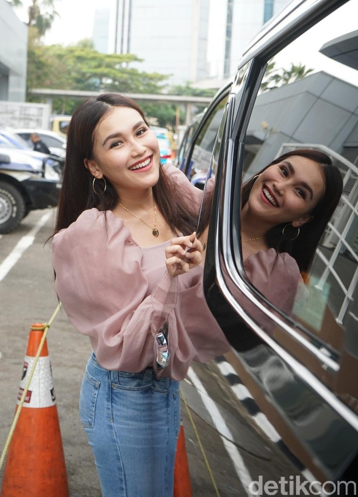 Ayu Ting Ting saat ditemui di studio Trans TV.