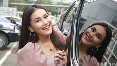 Senyum Ayu Ting Ting yang Masih Jomblo