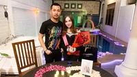 Perayaan ulang tahun Elina begitu meriah. Ia mendapat surprise dari pacarnya berupa kado mewah, bunga, hingga kue ulang tahun. Foto: Instagram elinaaaaajoerg