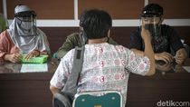 Layani Masyarakat, Petugas Dukcapil Tangsel Pakai Face Shield