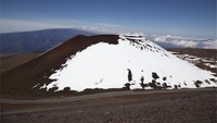 Bentuk berikutnya adalah gunung api perisai seperti Gunung Mauna Kea di Hawaii ini.  Bentuknya lebih landai karena memiliki tipe letusan efusif dimana lelehan lava encer akan keluar dan mengeras. (Foto: Getty Images/iStockphoto/muchemistry)