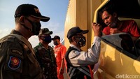 Petugas gabungan memeriksa pengendara terkait keperluan mereka memasuki wilayah Jakarta.