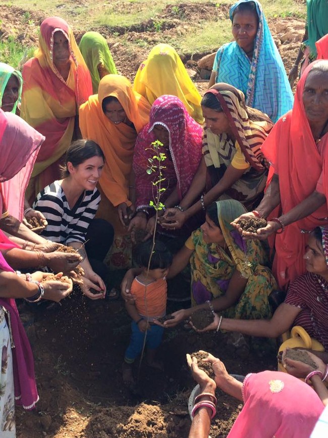 Tradisi yang dilakukan turun temurun ini membuat Piplantri jadi sebuah desa hijau nan rimbun. Setiap tahunnya desa ini juga semakin dipenuhi tumbuhan hijau. Sejak pohon pertama ditanam, saat ini sudah ada lebih dari 350 ribu pohon yang tumbuh di tanah kelahiran mereka. Foto: Facebook/Piplantri Community