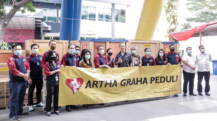 Jusuf Hamka dan pengurus Yayasan Artha Graha Peduli