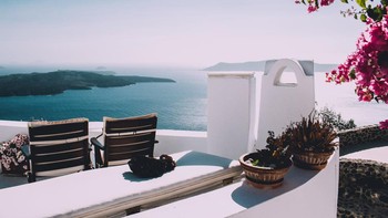 Jadi ceritanya kalian sedang berlibur. Foto: Unsplash / Alexandre Chambon via PopSugar