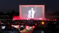 Akibat adanya pandemi COVID-19, setiap orang harus menjaga jarak aman dengan orang lain. Maka untuk tetap bisa menonton konser, mereka melakukan konsep drive-in atau menonton dari mobil masing-masing. Andreas Rentz/Getty Images
