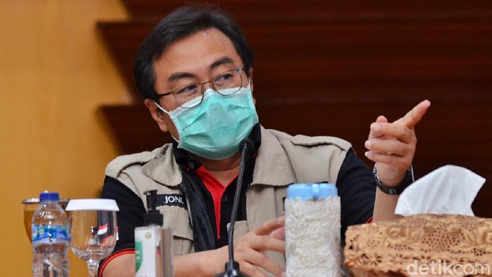 Ketua Rumpun Kuratif Gugus Tugas Penanganan COVID-19 di Jatim dr Joni Wahyuadi