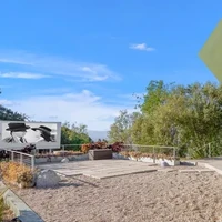 Taman di rumah Pharrell melengkapi kemewahan dari kediaman sang musisi karena pada area taman tersebut dibuat layaknya bioskop.  Foto: Dok. WESTSIDE ESTATE AGENCY