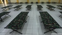 Salah seorang warga yang telah kembali ke Jakarta dan tidak melengkapi SKIM dari Pemprov Jakarta pun mau tidak mau harus diisolasi di tempat ini.