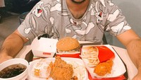Ini momen kulineran Fadil saat di restoran fast food terkenal. Sebelum dilahap habis, tak lupa berfoto cerita dengan ayam crispy, kentang, burger lengkap dengan minuman sodanya. Foto: Instagram @fadiljaidi