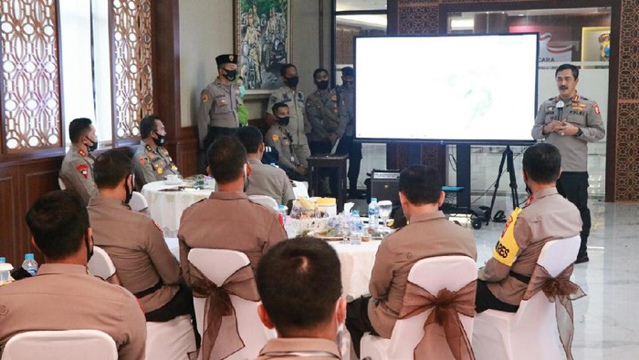 Kabaharkam Polri Cek Kesulitan Polda Jatim Saat Bantu Pemerintah Tangani COVID-19