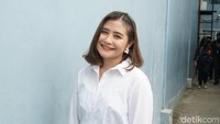 Bagaimana, ada yang tertarik berlatih pole dance seperti Prilly Latuconsina? Pool/Noel/detikFoto.