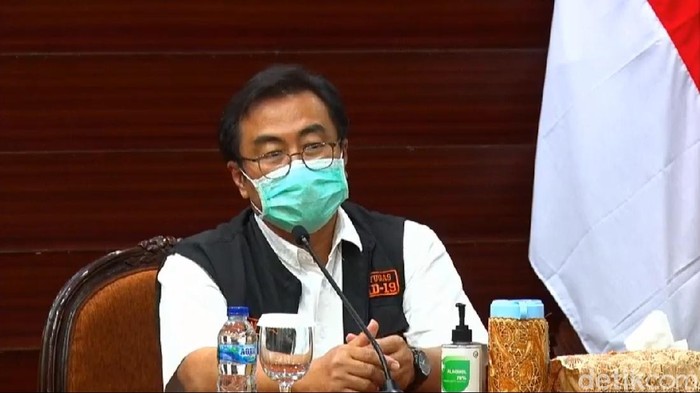 Ketua Gugus Kuratif Percepatan Penanganan COVID-19 Jatim, dr Joni Wahyuhadi merespons tuduhan Wali Kota Surabaya Tri Rismaharini. Yakni terkait sabotase bantuan mobil lab PCR.