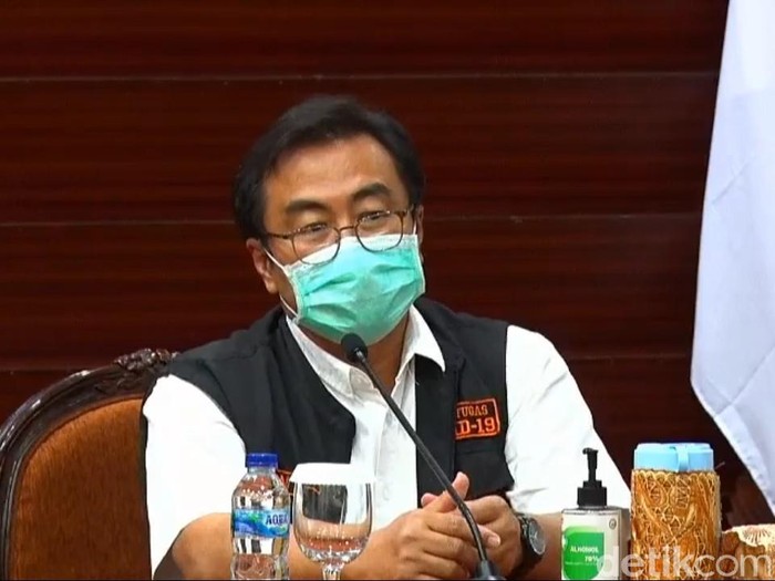 Ketua Gugus Kuratif Percepatan Penanganan COVID-19 Jatim, dr Joni Wahyuhadi merespons tuduhan Wali Kota Surabaya Tri Rismaharini. Yakni terkait sabotase bantuan mobil lab PCR.