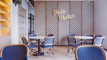 Ceritanya kalian lagi di tempat umum yang Instagrammable. Unsplash / Al Ghazali via PopSugar