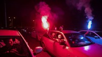  Para penonton menyalakan flare untuk memeriahkan acara nonton bersama. Gabriel Kuchta/Getty Images   