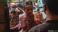 Sejumlah warga melaksanakan shalat jumat di Masjid Jami Nurul Huda, Jembatan 5, Jakarta Barat, Jumat (29/5/2020). Meski PSBB di Jakarta masih berlangsung namun kegiatan ibadah di masjid ini tetap dilaksanakan.