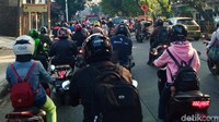 Titik kemacetan ini disebabkan menyempitnya jalan akibat pembangunan flyover Lenteng Agung.