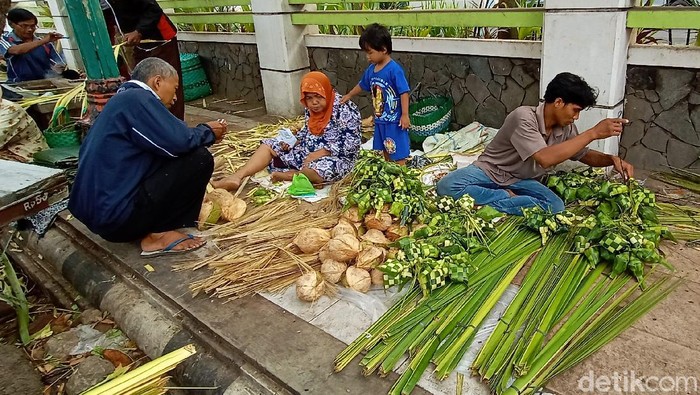 Jelang Lebaran Ketupat, Pedagang Janur di Kudus Mulai Menjamur Sejumlah pedagang di Kudus gelar lapak untuk berjualan janur jelang Lebaran Ketupat. Tak sedikit warga yang datang untuk berbelanja janur dari para pedagang itu
