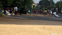 Tak hanya itu, ada juga warga yang memanfaatkan kawasan luar stadion ini untuk menjemur gabah kering.