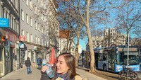 Elina dan Ega juga hobi traveling bersama. Saat di Jerman, Elina sepertinya nggak bisa move on dari chicken nugget McDonalds. Lihat saja senyum cerianya! Foto: Instagram elinaaaaajoerg