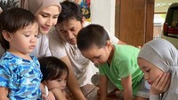 Ada banyak kegiatan seru yang kerap dilakukan Zaskia dan Hanung serta anak-anaknya itu. Dok. Instagram/zaskiadyamecca