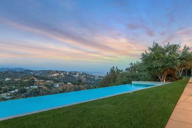 Rumah Pharrell Williams yang dibangun sejak 2007 ini memiliki jendela besar dan kolam renang infinity kekinian dengan pemandangan yang sangat sejuk dan indah menghadap Laurel Canyon dan pusat kota Los Angeles. Foto: Dok. WESTSIDE ESTATE AGENCY