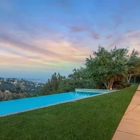 Rumah Pharrell Williams yang dibangun sejak 2007 ini memiliki jendela besar dan kolam renang infinity kekinian dengan pemandangan yang sangat sejuk dan indah menghadap Laurel Canyon dan pusat kota Los Angeles. Foto: Dok. WESTSIDE ESTATE AGENCY