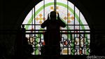 Potret Salat Jumat dengan Jaga Jarak di Masjid Agung Al Barkah