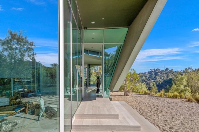 Rumah musisi berusia 47 tahun ini, dirancang oleh arsitek bernama Hagy Belzberg. Rumah dengan lima kamar yang sebagian besar dindingnya kaca ini kerap menerima berbagai penghargaan arsitektur karena desainnya yang menarik. Foto: Dok. WESTSIDE ESTATE AGENCY