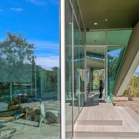 Rumah musisi berusia 47 tahun ini, dirancang oleh arsitek bernama Hagy Belzberg. Rumah dengan lima kamar yang sebagian besar dindingnya kaca ini kerap menerima berbagai penghargaan arsitektur karena desainnya yang menarik. Foto: Dok. WESTSIDE ESTATE AGENCY