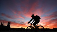 Djoko menyarankan, di kenormalan baru kelengkapan penunjang jalur sepeda dan fasilitas pejalan kaki perlu dibangun untuk perjalanan jarak pendek. Itu menjadi upaya memenuhi pengurangan kapasitas transportasi umum.  Alexander Hassenstein/Getty Images