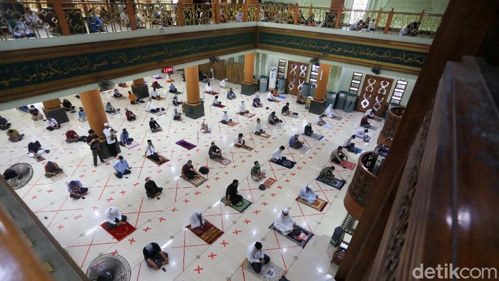 Salat Jumat berjemaah digelar di Masjid Agung Al Barkah, Kota Bekasi. Begini potret salat Jumat yang digelar dengan physical distancing.