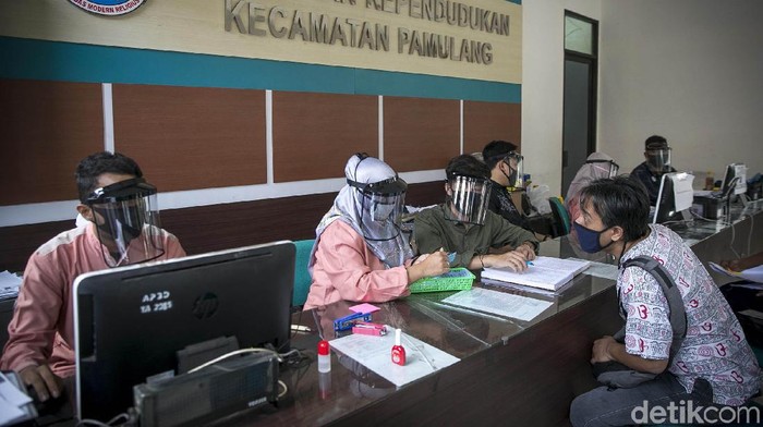 Petugas Dukcapil Kecamatan Pamulang Pakai Face Shield Petugas Dinas Kependudukan dan Catatan Sipil Kecamatan Pamulang, Tanggerang Selatan, tengah melayani warga dengan menggunakan Face Shield, Jumat (29/5/2020). Grandyos Zafna/detikcom