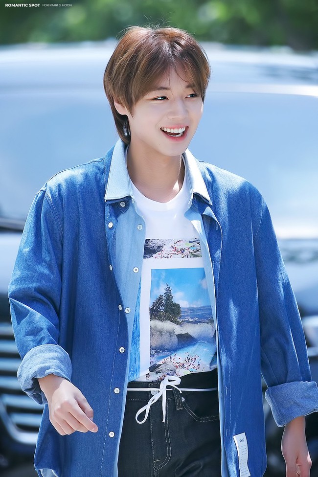 Park Jihoon pernah menyelenggarakan konser di Indonesia di awal virus Corona merebak awal tahun lalu. Untungnya tidak dibatalkan tapi para fans diminta untuk mengenakan masker. Foto: Fansite