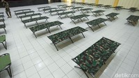 Terdapat puluhan tempat tidur portabel untuk digunakan bagi pemudik yang diisolasi disini.