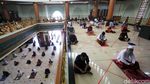 Potret Salat Jumat dengan Jaga Jarak di Masjid Agung Al Barkah