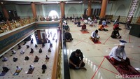 Salat Jumat di Masjid Agung Al Barkah, Kota Bekasi digelar dengan menerapkan protokol kesehatan pencegahan virus Corona.