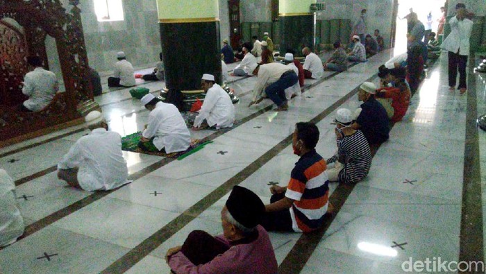 Suasana Salat Jumat dengan Protokol Kesehatan di Semarang Masjid Agung Kauman Semarang kembali menggelar salat Jumat. Pelaksanaan salat Jumat tersebut dengan menerapkan protokol kesehatan yang ketat.
