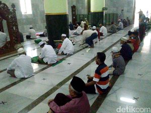 Video Suasana Salat Jumat New Normal di Masjid Agung Semarang
