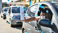 Wisuda sekolah juga dirayakan di dalam mobil. Para mobil siswa berjejer rapih untuk mendapatkan ucapan selamat. Pedro Vilela/Getty Images