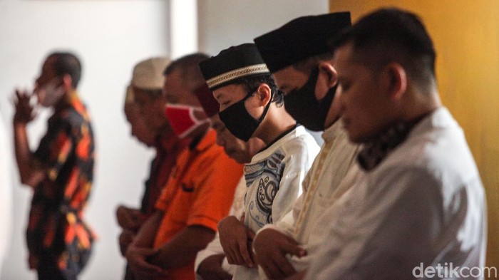 Sejumlah warga melaksanakan shalat jumat di Masjid Jami Nurul Huda, Jembatan 5, Jakarta Barat, jumat (29/5/2020).