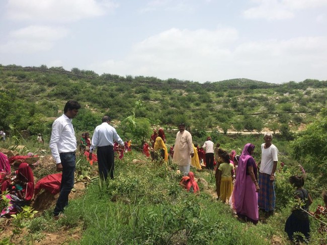 Satu dekade setelah program ini dilakukan, Piplantri menjadi desa yang terkenal dengan tradisi eco-feministic, ramah lingkungan dan peduli terhadap pemberdayaan wanita. Foto: Facebook/Piplantri Community