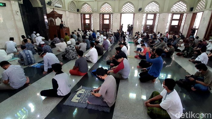 Pemkot Bogor Gelar Salat Jumat Pertama di Masa Pandemi Pemerintah Kota Bogor untuk pertama kalinya menggelar salat Jumat di Masjid Baiturrahman. Wali Kota Bogor Bima Arya turut hadir dalam ibadah tersebut.