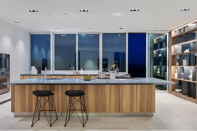 Pharrell Williams dan pasangannya Helen Lasichanh menghiasi dapur rumah mereka dengan peralatan stainless steel. Foto: Dok. WESTSIDE ESTATE AGENCY