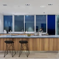 Pharrell Williams dan pasangannya Helen Lasichanh menghiasi dapur rumah mereka dengan peralatan stainless steel. Foto: Dok. WESTSIDE ESTATE AGENCY