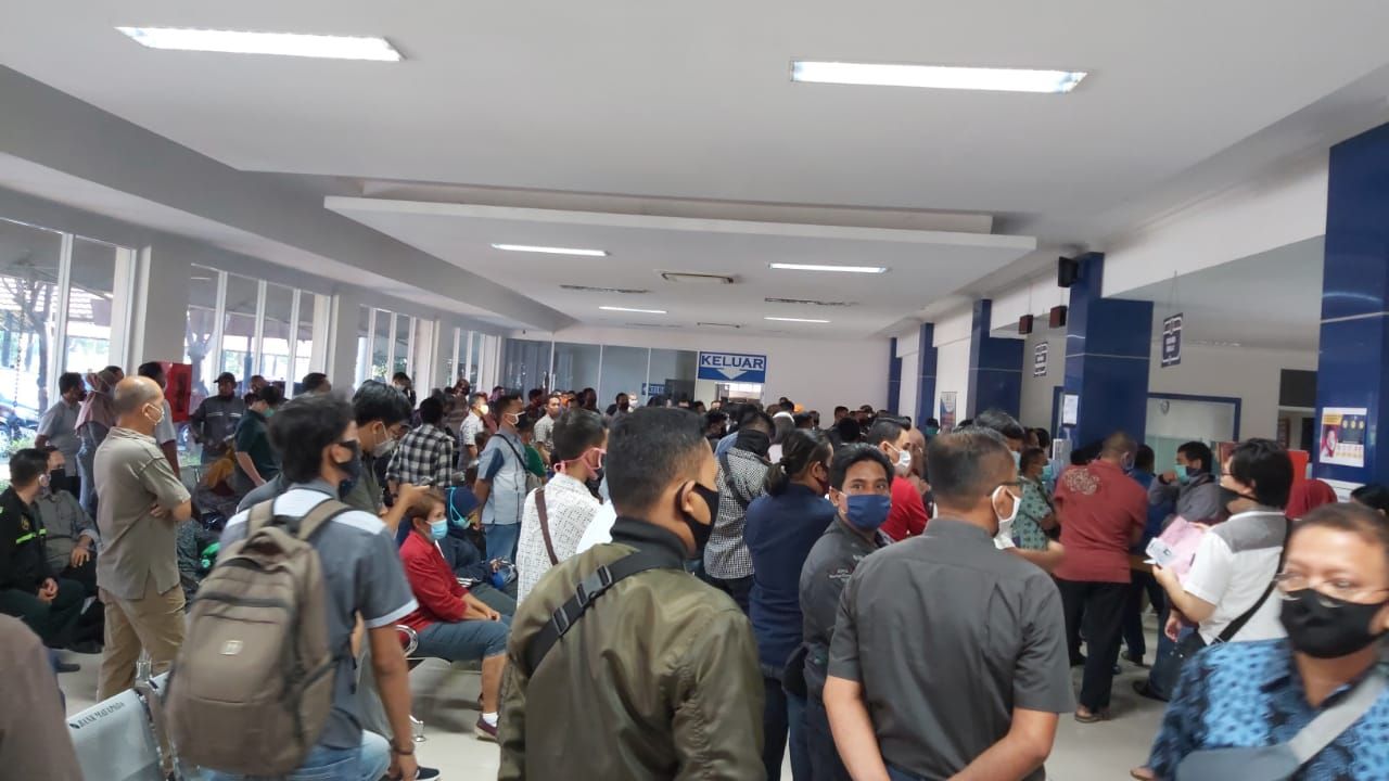 Suasana perpanjang SIM di Daat Mogot Sabtu (30/5/2020).