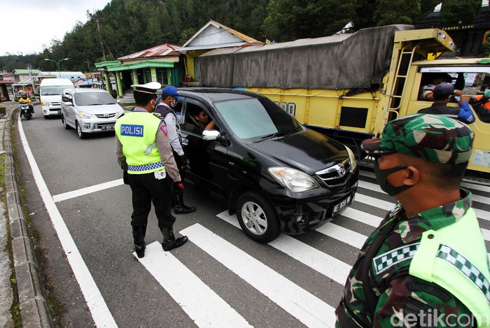 Personel gabungan melakukan penyekatan kendaraan yang memasuki Jawa Timur. Penyekatan itu untuk menghadang pemudik kembali ke daerah asalnya.