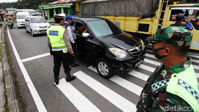 Personel gabungan melakukan penyekatan kendaraan yang memasuki Jawa Timur. Penyekatan itu untuk menghadang pemudik kembali ke daerah asalnya.